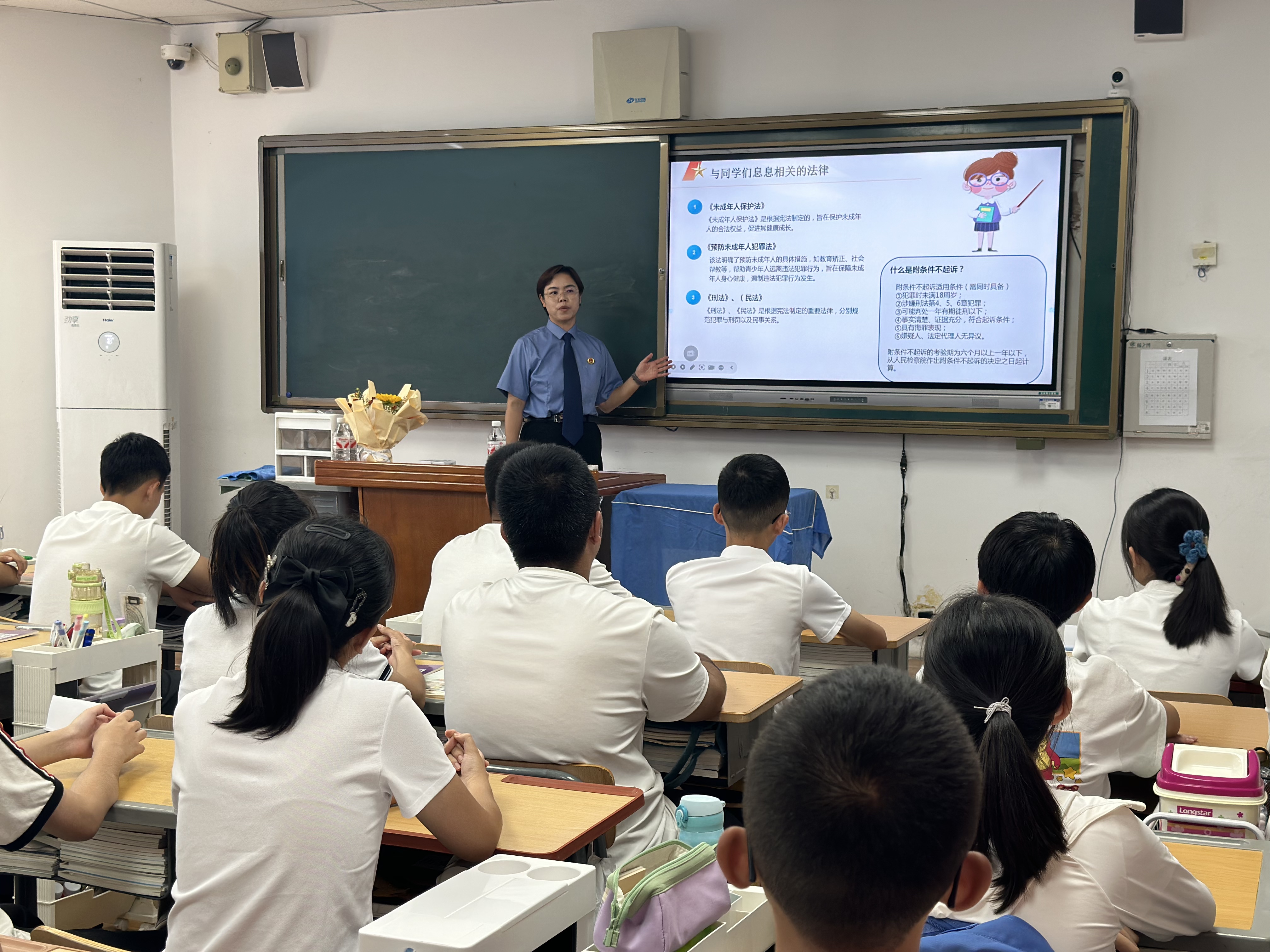以法为盾护青春 法治宣讲启新程  ——宏伟区人民检察院开展“开学第一课”法治进校园系列活动